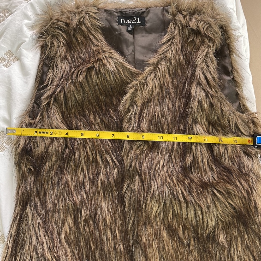 Rue 21 girls brown faux fur vest 40%polyester lining and 100% polyester.